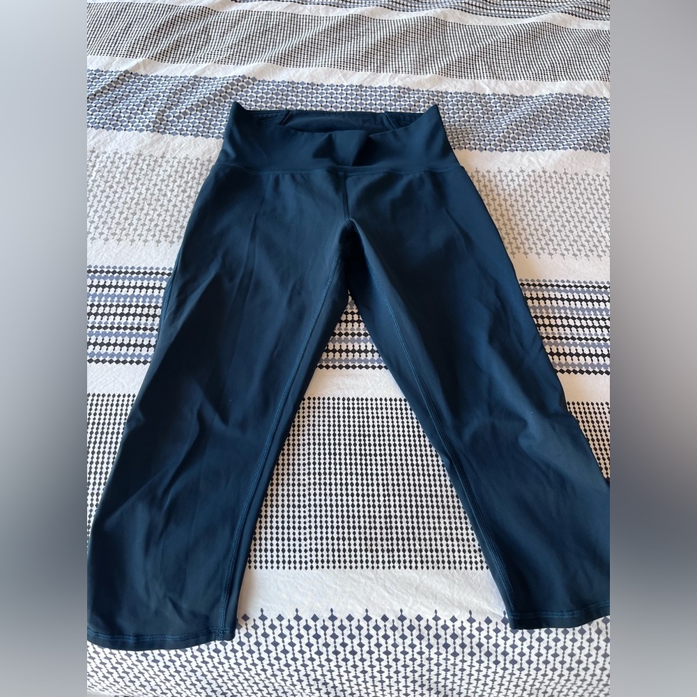 Lululemon high waist capri  leggings size 6, with mesh detail